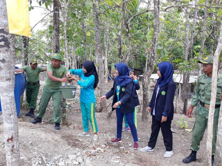 Linmas Beserta Mahasiswa Bersemangat Bawa Ember Material