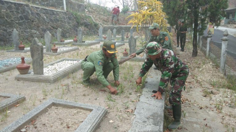 TNI Dan Linmas Bersama Sama Bersihkan Makam Pahlawan