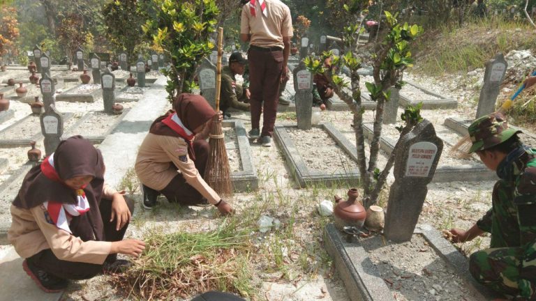 Panas Tak Surutkan Anggota Saka Wira Kartika Cabuti Rumput