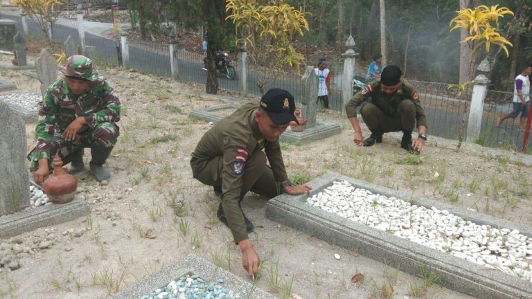 Menwa Terlibat Langsung Membersihkan Makam Pahlawan