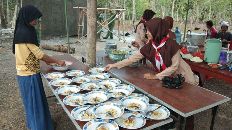 Ibu Ibu Terasa Ringan Di Bantu Saka Wira Untuk Siapkan Makan Siang