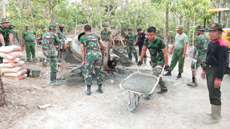 TNI Dan Linmas Semangat Bawa Campuran Material