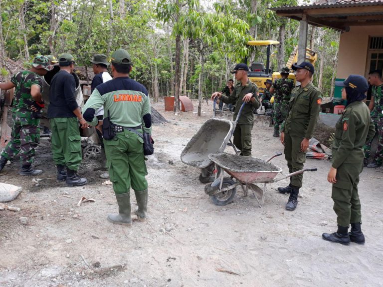 Linmas dibantu Menwa operasikan mesin Molen