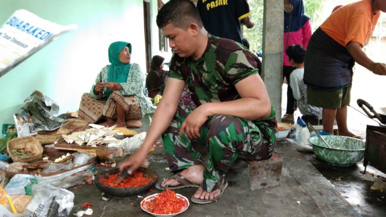 Kopda Dian Tampak Terampil Siapkan Bumbu Masakan