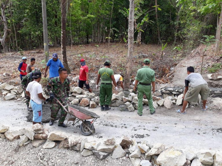 Material Batu Di Dekatkan di lokasi Pembuatan Talud