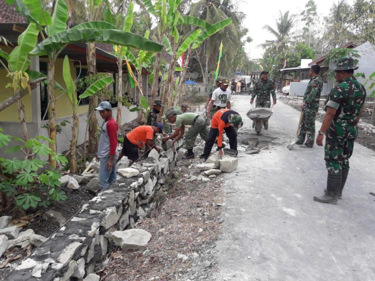 Kapten Widada Tunggui Satgas TMMD Di Lokasi Pembuatan Talud