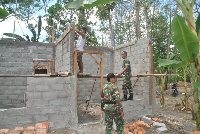 Peltu Sumaryono Ikut Bangun Rumah Tidak Layak Huni