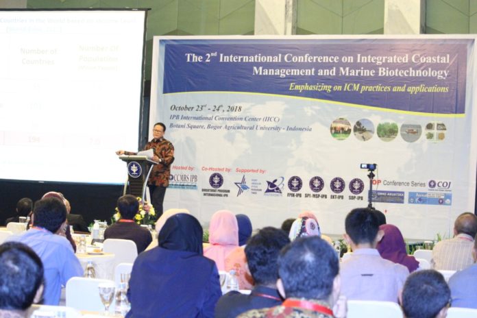 Prof Rokhmin Dahuri menyampaikan keynote speech “Integrated Coasatal Management and Nano-Biotechnology for Harmonizing Economic Growth, Wealth Distribution, and Environmental Protection toward Sustainable Coastal and Ocean Development” di Botani Square IPB, Selasa (24/10)