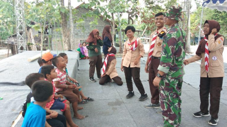 Anak Anak Sangat Senang Dapat Dongeng Dari Bapak TNI