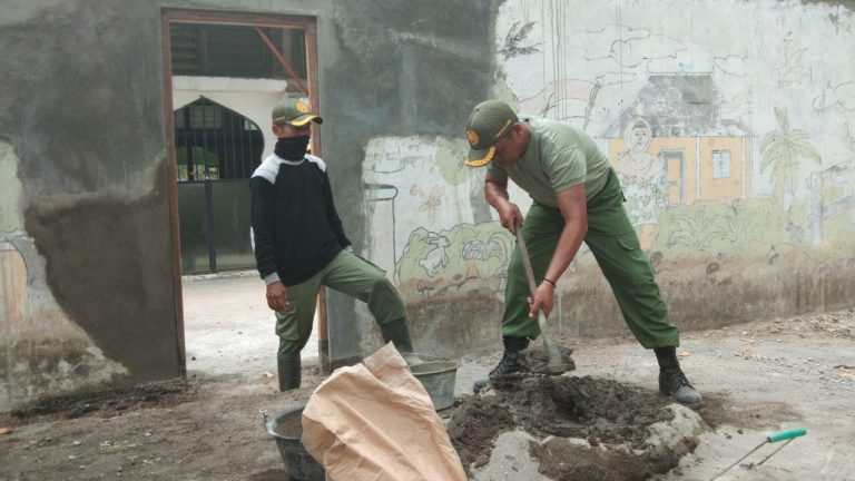Dengan Sukarela Linmas Bantu Bangun TPA
