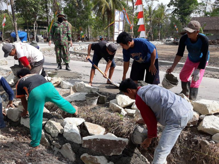 Warga Secara Bergantian Di Gilir Bantu Satgas TMMD