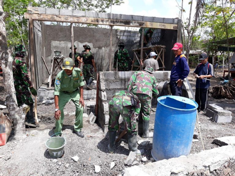 Satgas TMMD dan Linmas kerubut bangun Poskamling