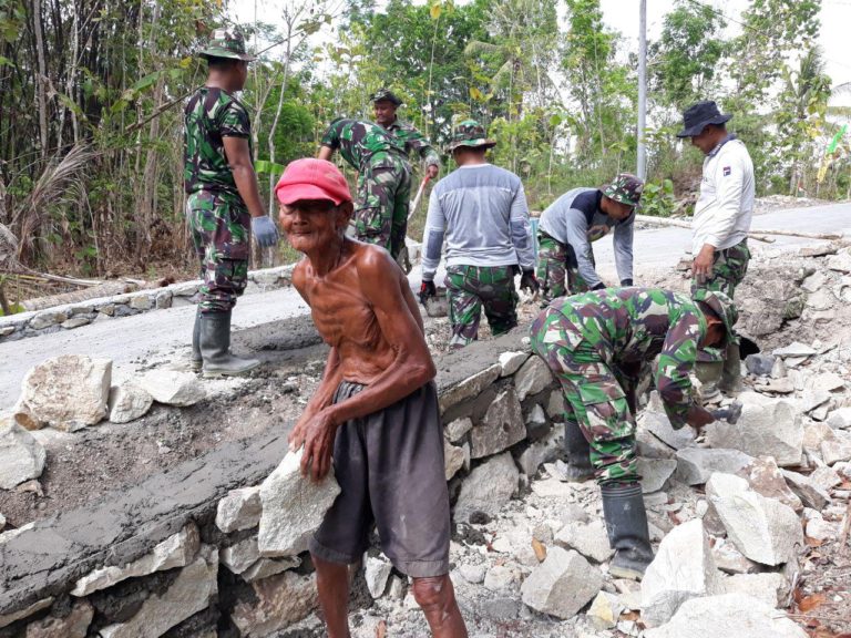 Usia Tak Lagi Muda Masing Sanggup Angkat Batu