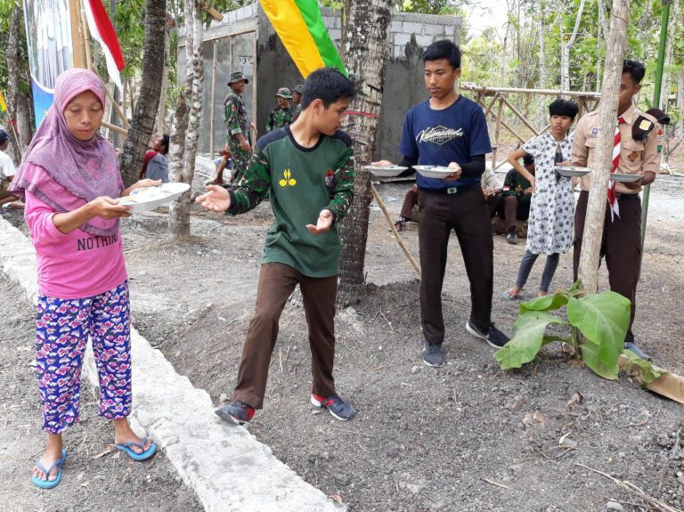 Secara Bersama Sama Terlihat Kompak Ibu Ibu Dan Pramuka Secara Estafet Lansir Piring