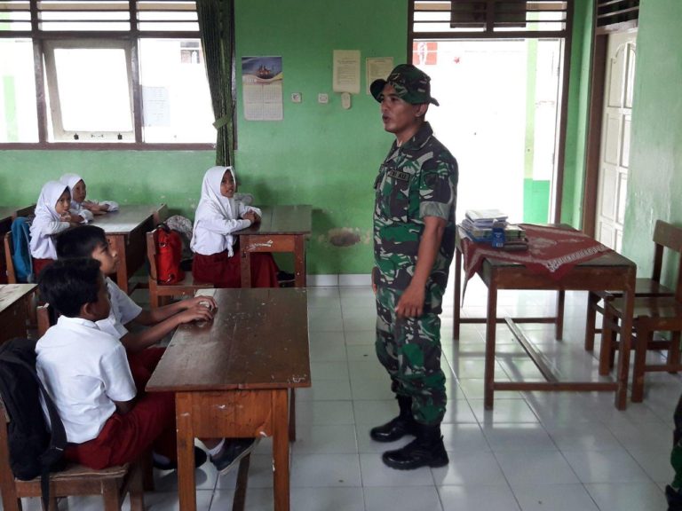 Tentara Jadi Guru SD
