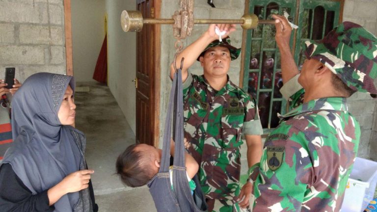 Timbang anak tim kesehatan Kodim Sleman Ciptakan Bayi Sehat