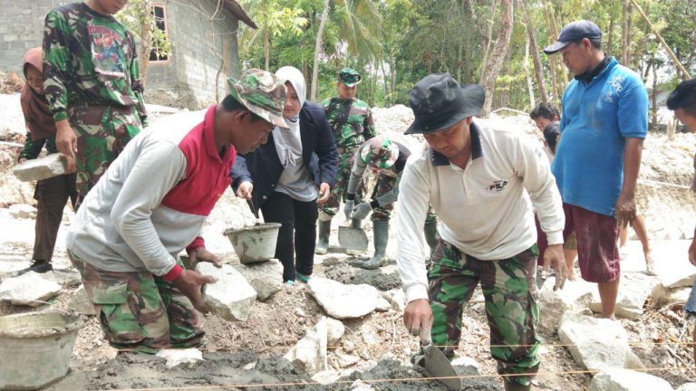Kapten Widada Cek Hasil pembangunan Talud