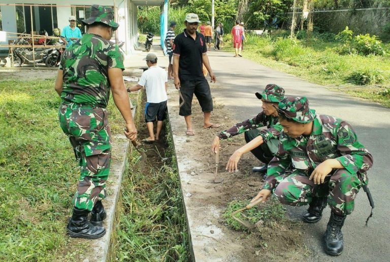 Jaga Kebersihan, Warga Bersama Satgas TMMD Bersihkan Selokan Antisipasi Banjir