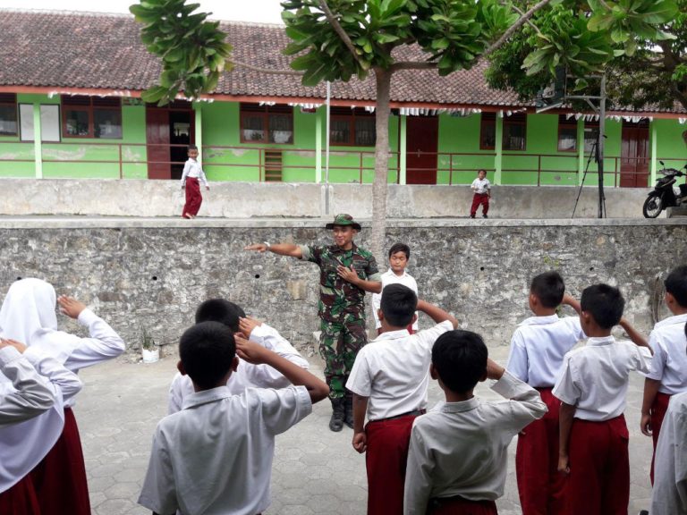 Satgas TMMD Ajarkan Baris Berbaris Murid AD