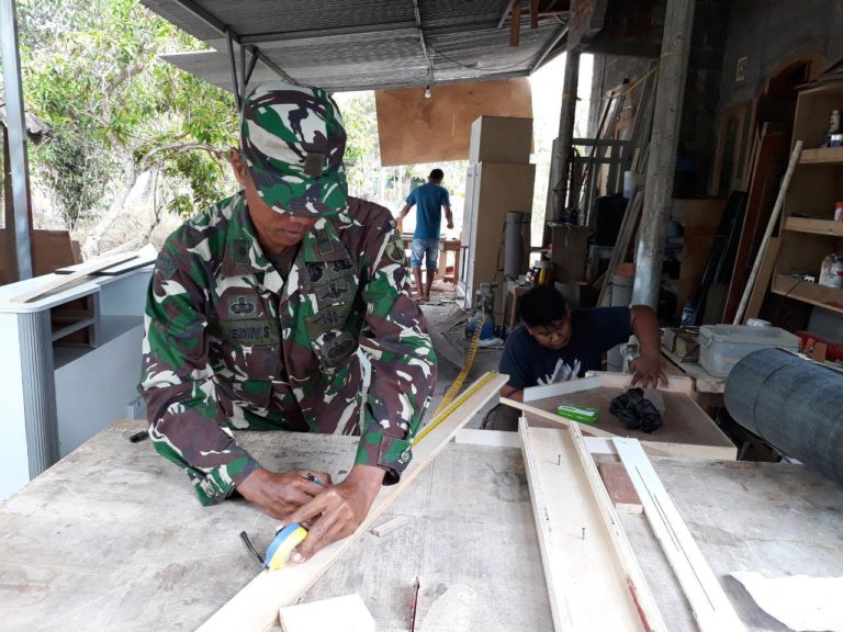 Pelatihan singkat meubeler di TMMD Reg 103 Dusun Temuwuh