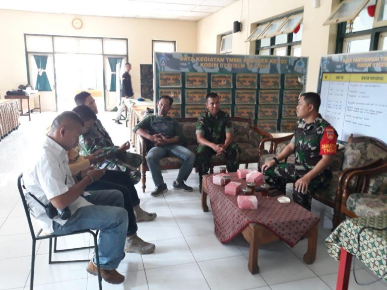 Di Ruang Posko TMMD Dandim Beri Pengarahan Pada Tin Penerangan Kodim