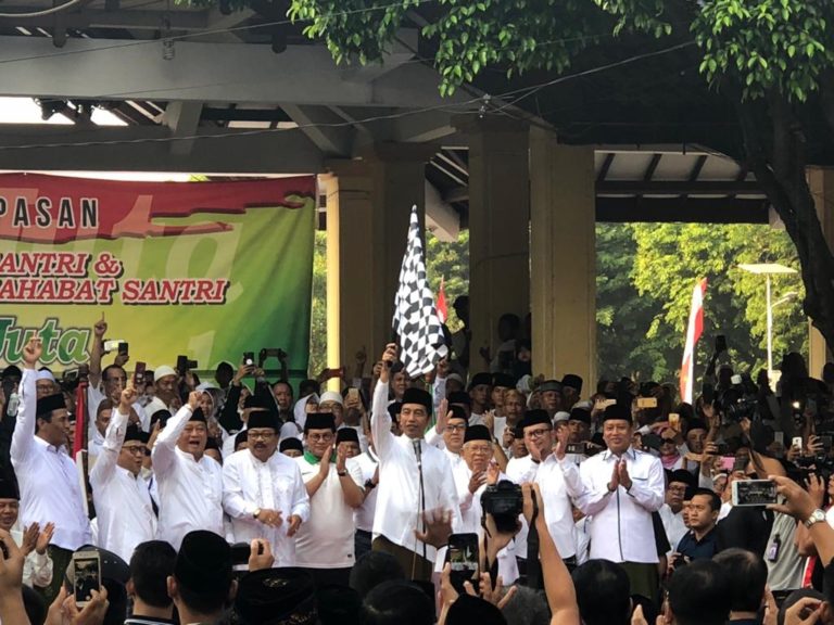 Dilepas Jokowi, Sejuta Santri Ikut  Jalan Sehat di Sidoarjo