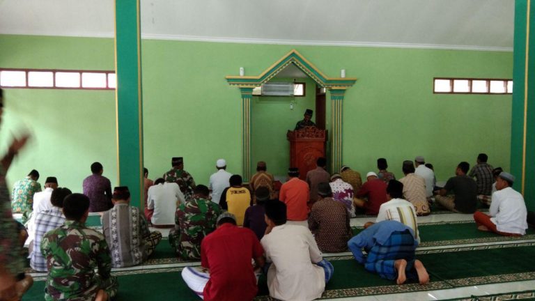 Anggota Satgas TMMD Jadi Khotib Sholat Jumat
