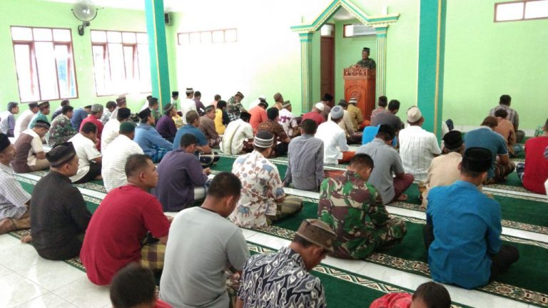 Khotib Sekaligus Sholat Jumat Berbeda Saat Kegiatan TMMD Berlangsung