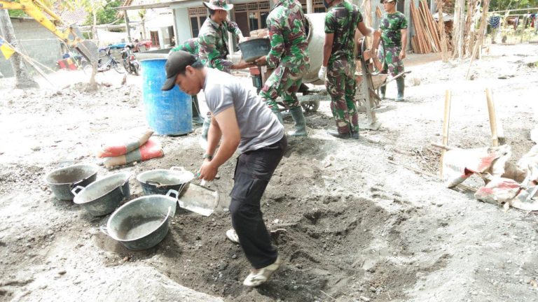 Brigpol Jauzan Bhabinkamtibmas Desa Balecatur Tak Kenal Lelah Bantu Kegiatan TMMD Reg 103
