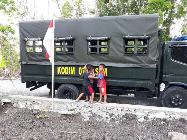 Anak Anak Dapat Hiburan Dengan Bermain Di Truk Dinas Kodim Sleman Anak Anak Dapat Hiburan Dengan Bermain Di Truk Dinas Kodim Sleman