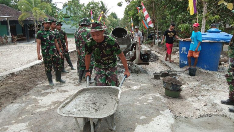 Angkong Di Gunakan Satgas TMMD Angkut Campuran Semen