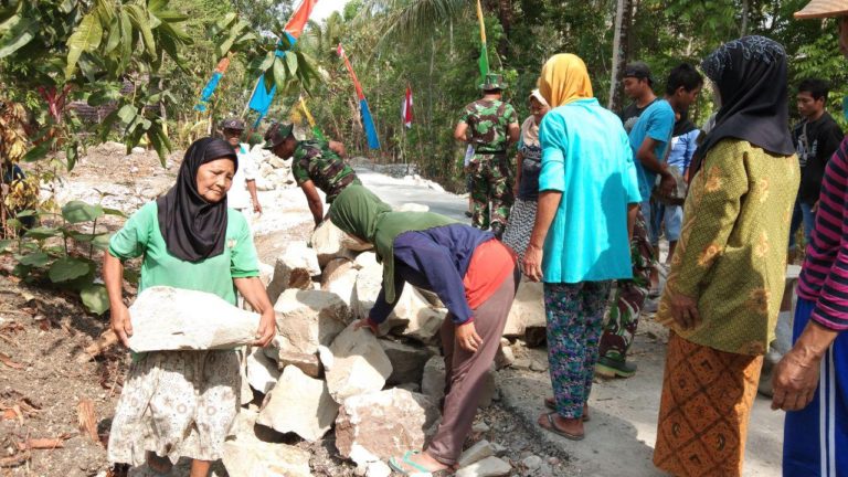Ibu Ibu Turun Secara Sukarela Bantu Angkut Material