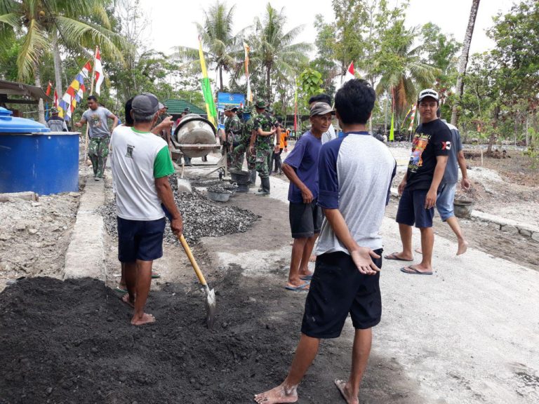 Siswa SMP 1 Gamping Isi Waktu Libur Bergabung Dengan Satgas TMMD