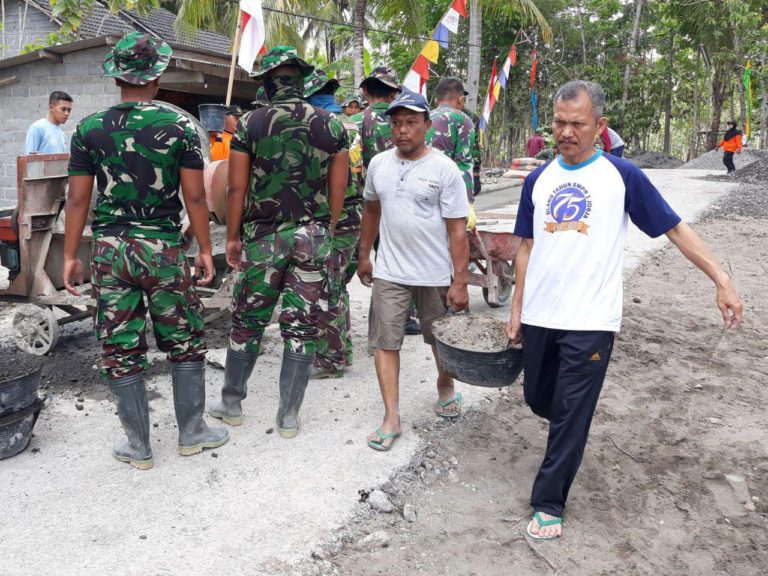 Kepala Desa Gilir Warga Secara Bergantian Ikut Gotong Royong Bantu Satgas TMMD