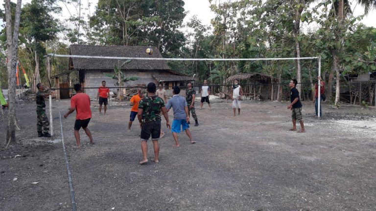 Usir Kepenatan Satgas TMMD Tanding Volly Dengan Pemuda Dusun Temuwuh