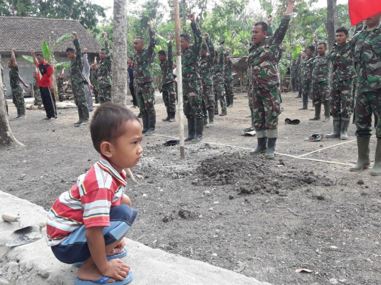 Termotivasi Kekompakan Dan Semangat Satgas TMMD Lakukan Senam Pagi Fadil Pengen Jadi TNI
