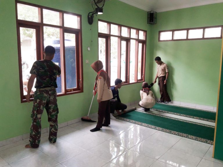 Tunggu Waktu Sholat Digunakan Satgas TMMD Beserta Pramuka Bersihkan Masjid