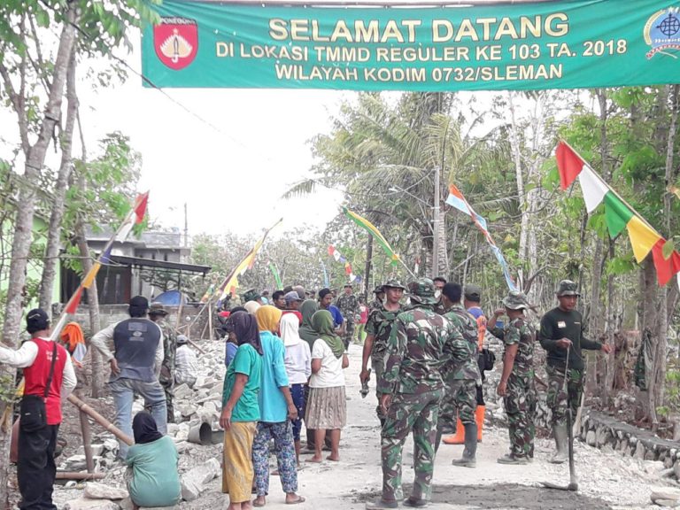 Tiap Hari Satgas TMMD Dibantu Warga Bergelut Dengan Pekerjaan Agar Selesai Tepat Waktu