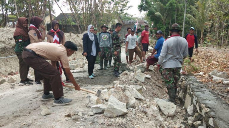 Universitas Aisyah Turunkan Mahasiswanya Ikut Sukseskan TMMD Reg 103