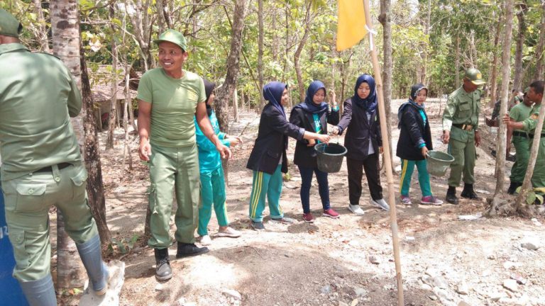 Kekompakan Linmas Dan Mahasiswa Unisa Bawa Ember Material