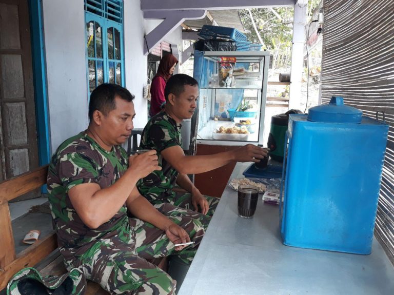 Ngopi Bareng Di Warung Lepaskan Capek Setelah Seharian Bekerja