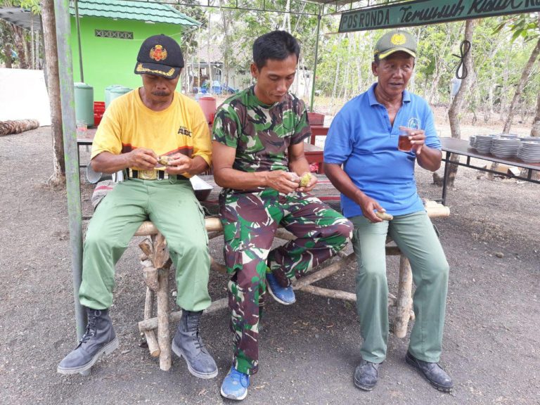 Saat Istirahat Siang Warga Inisiatif Rebus Singkong Untuk Teman Minum Teh