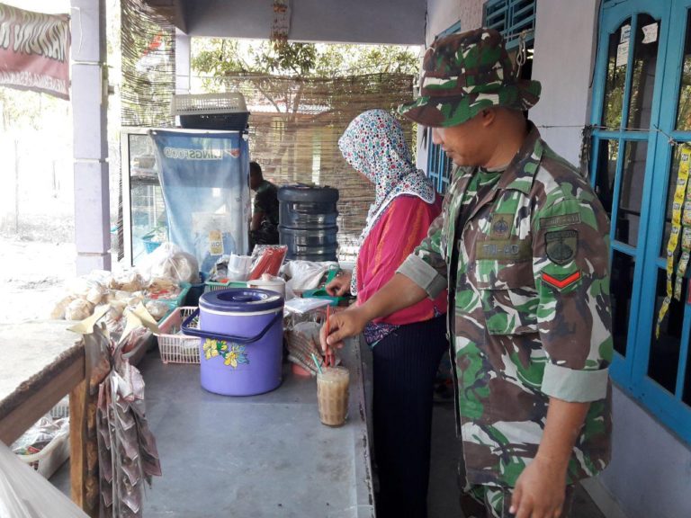 Sebelum Apel Pagi Anggota Satgas TMMD Mampir Ke Warung Warga Sekedar Minum