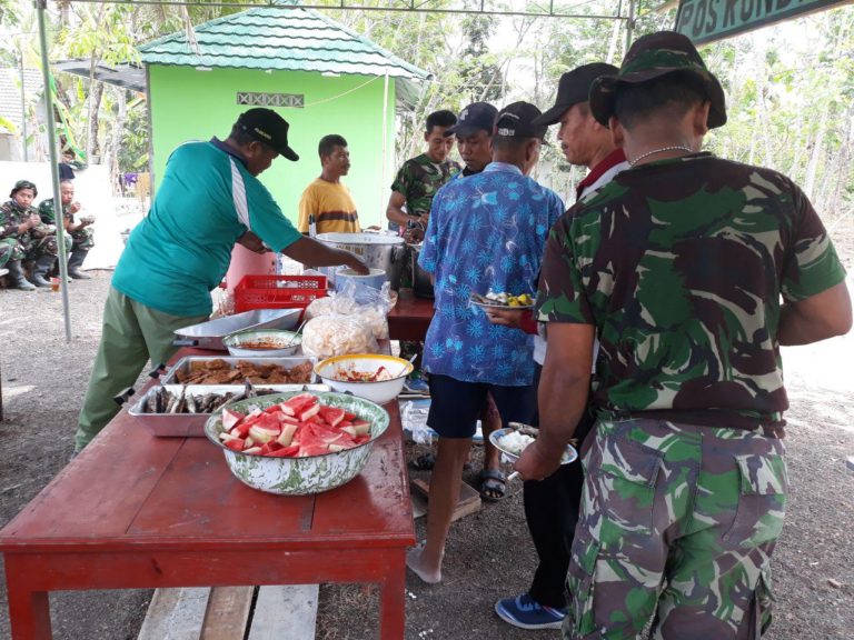 Kebersamaan Dan Keceriaan Satgas TMMD 103 Makan Bersama Dengan Masyarakat