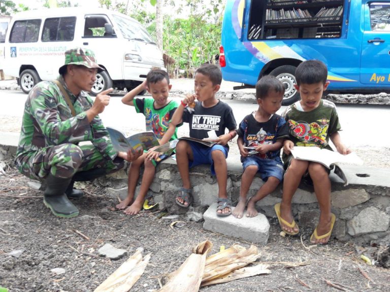Satgas TMMD Bacakan Dongeng Pada Anak Anak Temuwuh