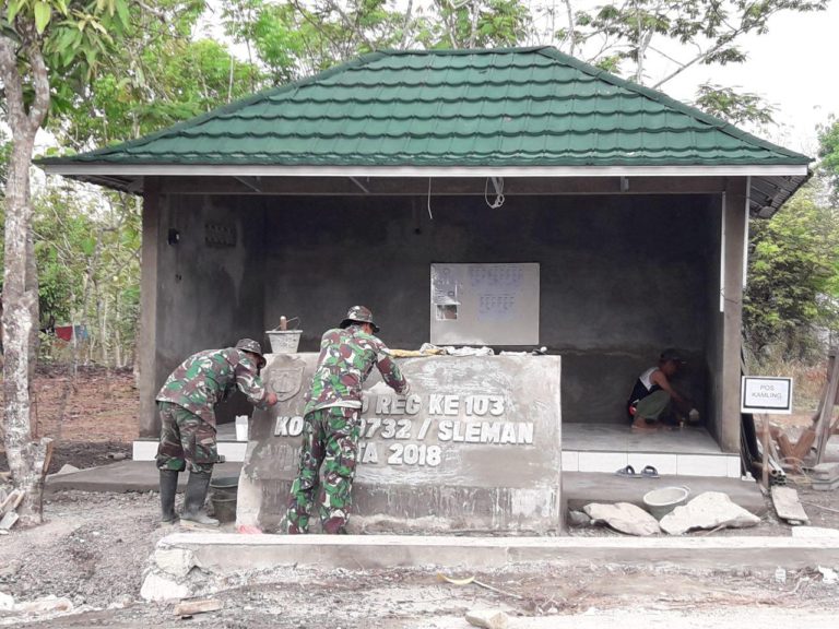 Dengan Cekatan Satgas TMMD Membuat Tulisan Di Prasasti Lokasi Poskamling