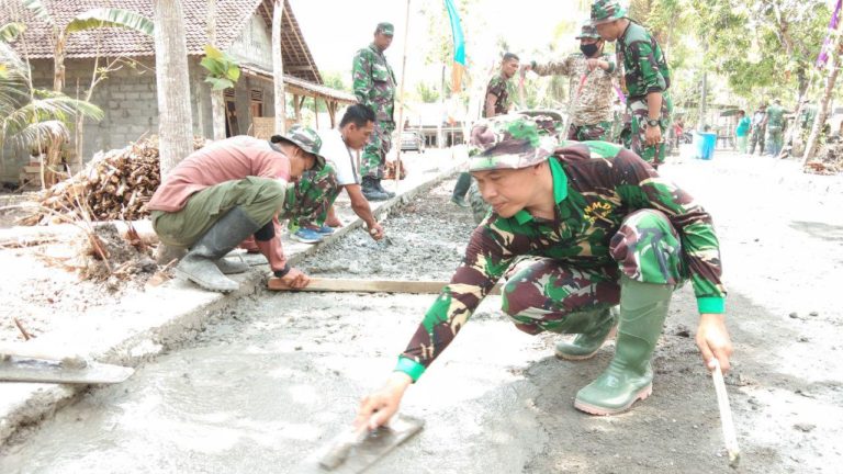 Pengecoran Jalan di Pembangunan Talud Dilakukan Secara Manual