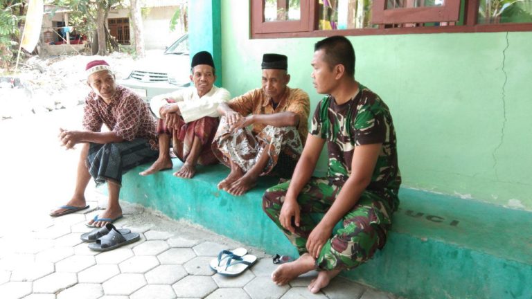 Seorang Anggota Satgas TMMD Terlihat Cekatan Bantu Ibu Ibu Cuci Piring