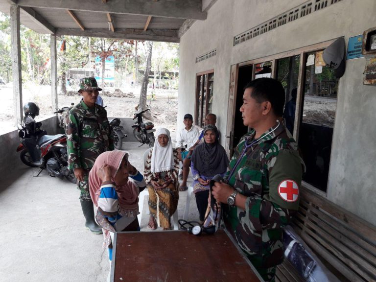 Cek Kesehatan Gratis Dilakukan Tim Kesehatan Di Rumah Warga