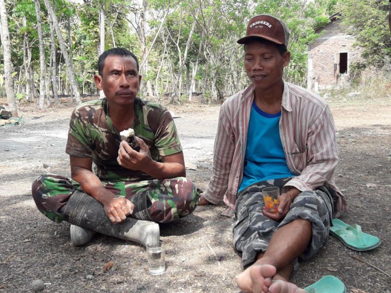 Walau Cuma Dengan Camilan Ubi Rebus Satgas TMMD Tetap Semangat Bangun Dusun Temuwuh
